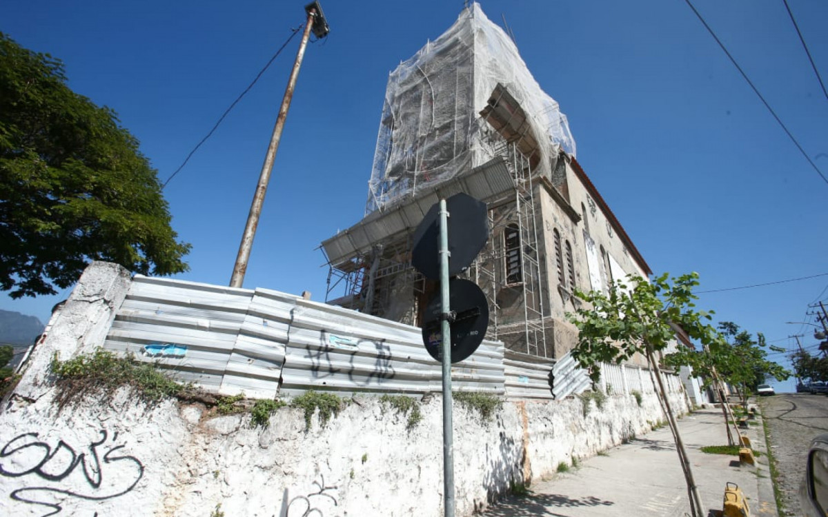 Obras de restauração da Igreja São Pedro Apóstolo, no bairro do Encantado, recomeçaram há dois meses - Cleber Mendes / Agência O Dia