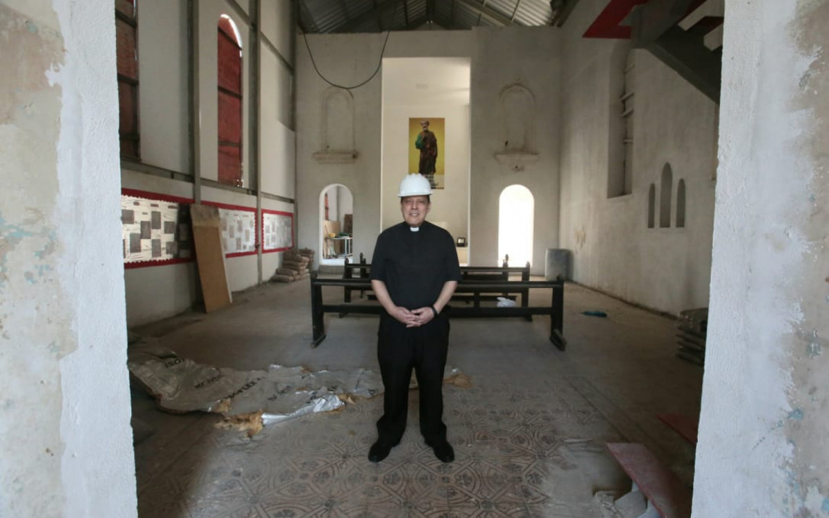 Padre Jorge Lutz, da paróquia São Pedro Apóstolo, no bairro do Encantado, assumiu a missão de restaurar a capela original da igreja, que estava em ruínas - Cleber Mendes / Agência O Dia