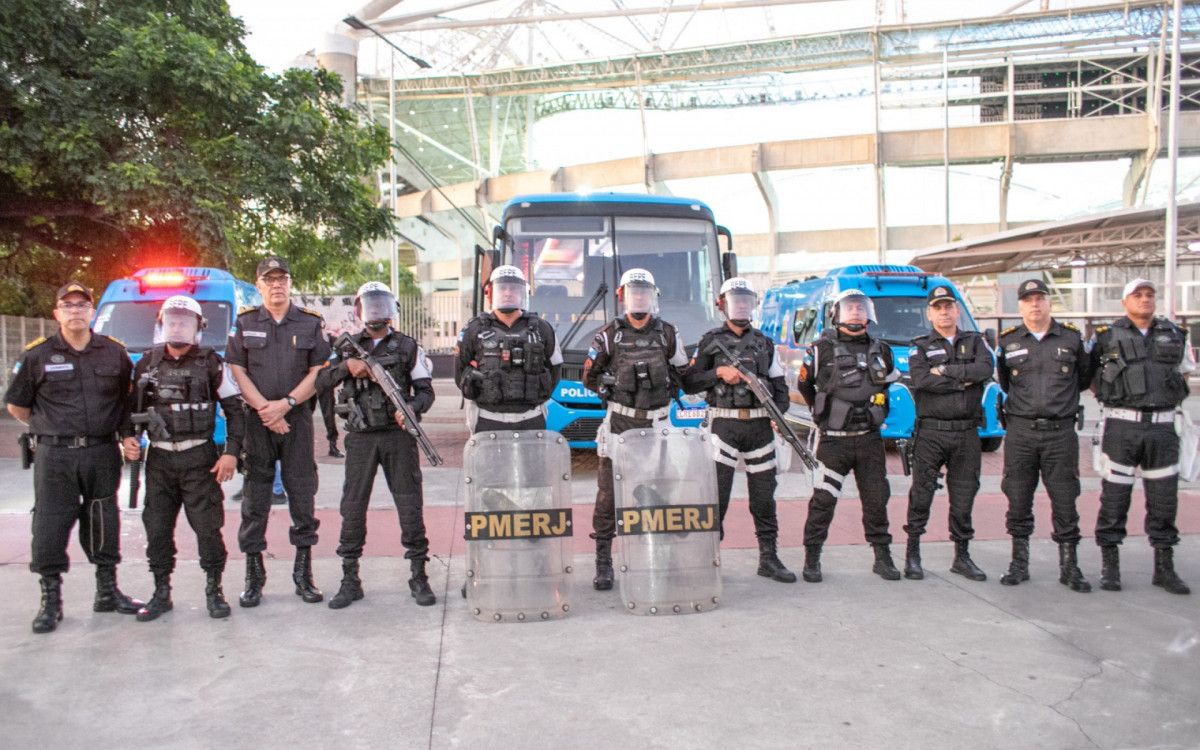 900 capacetes, dois carros de condução de presos e um ônibus para transporte foram doados