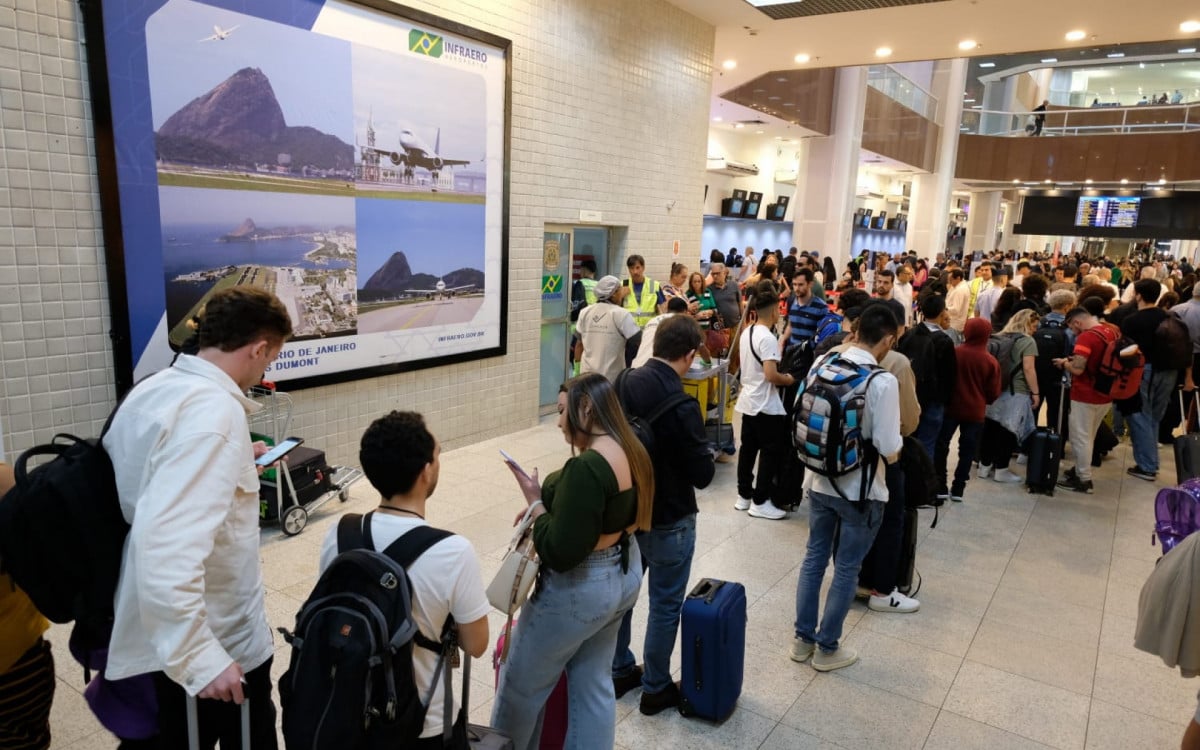 Aeroporto Santos Dumont fica cheio após voos cancelados por nevoeiro - Pedro Ivo/ Agência O DIA