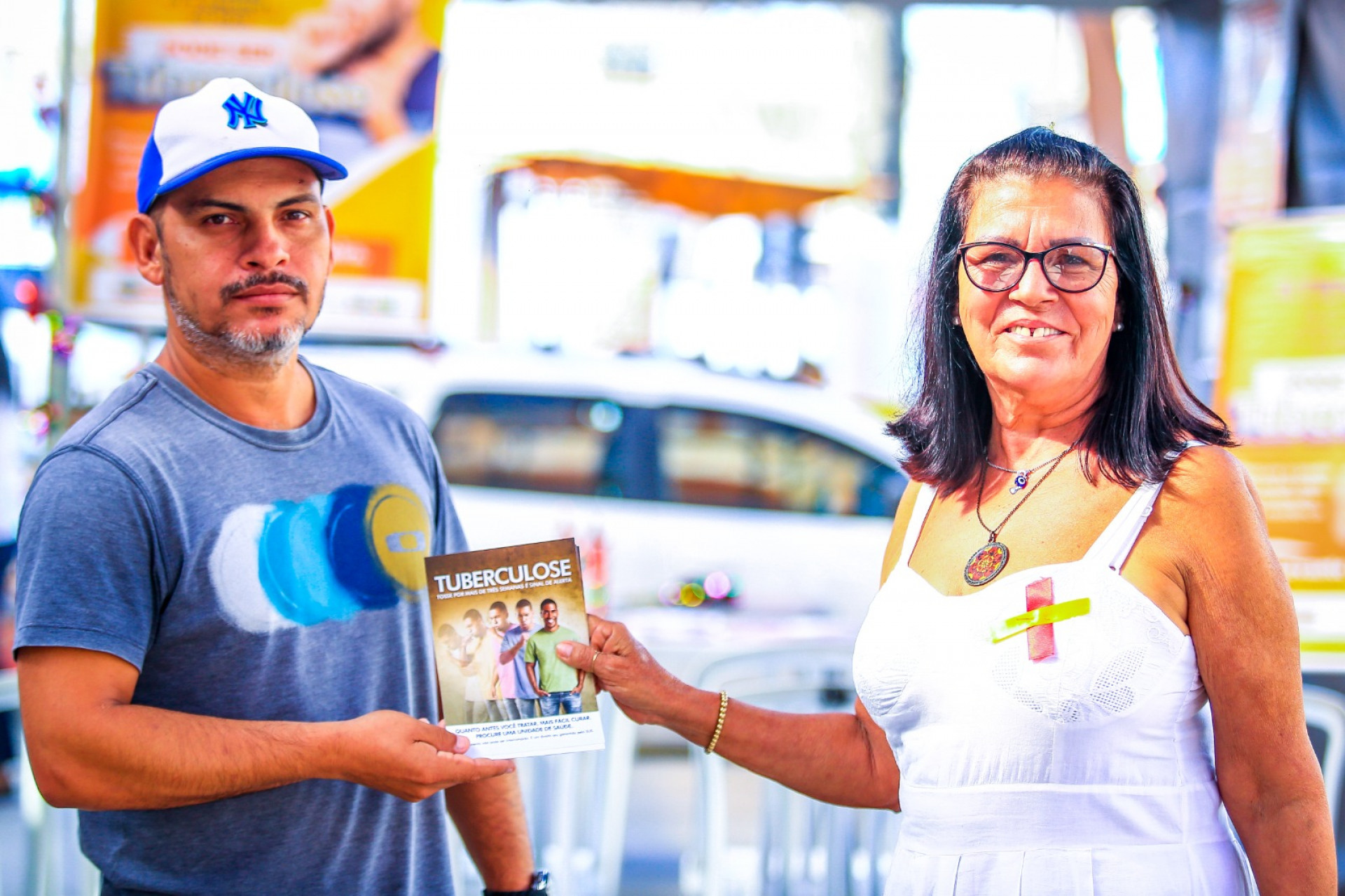 A t&eacute;cnica em Epidemiologia, Jussara Suhett, panfletou e explicou os principais sintomas da tuberculose - Rafael Barreto / PMBR