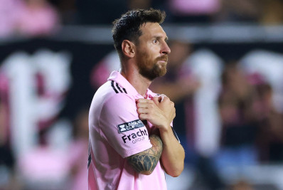 Messi pode superar Daniel Alves e bater recorde de títulos na história do futebol; entenda