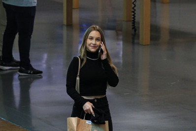 Carla Diaz curte dia de compras em shopping do Rio