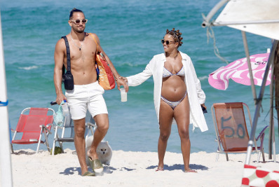Jeniffer Nascimento vai à praia com o marido e exibe barrigão da gravidez