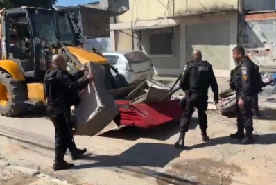 Mais de 10 toneladas de barricadas são removidas por PMs em comunidade de Mesquita