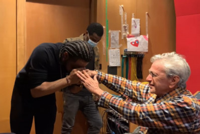 Vídeo: Caetano Veloso chora com homenagem em álbum de Xande de Pilares