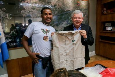 Axel Grael recebe vista de 20 jovens do programa Niterói Ecosocial