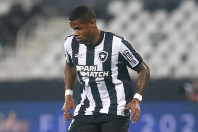 Júnior Santos revela que sofreu com dores nos joelhos em jogos do Botafogo