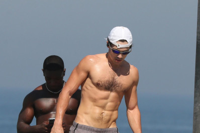 Que disposição! Nicolas Prattes se exercita na orla e mostra corpo sarado