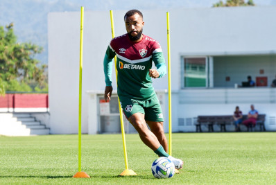 Samuel Xavier brinca sobre gol para o Fluminense: 'Nem o Fábio pegava'