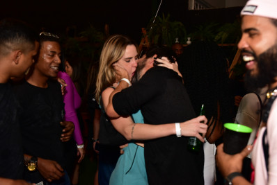 Sandro Pedroso, ex de Susana Vieira, beija participante de reality em festa