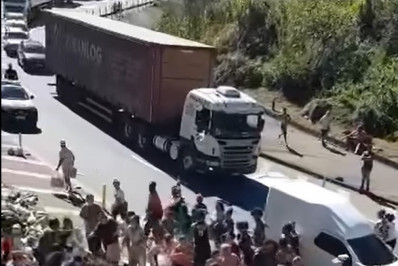 PRF é chamada após saque de carga na BR-040; caminhão tombou na pista