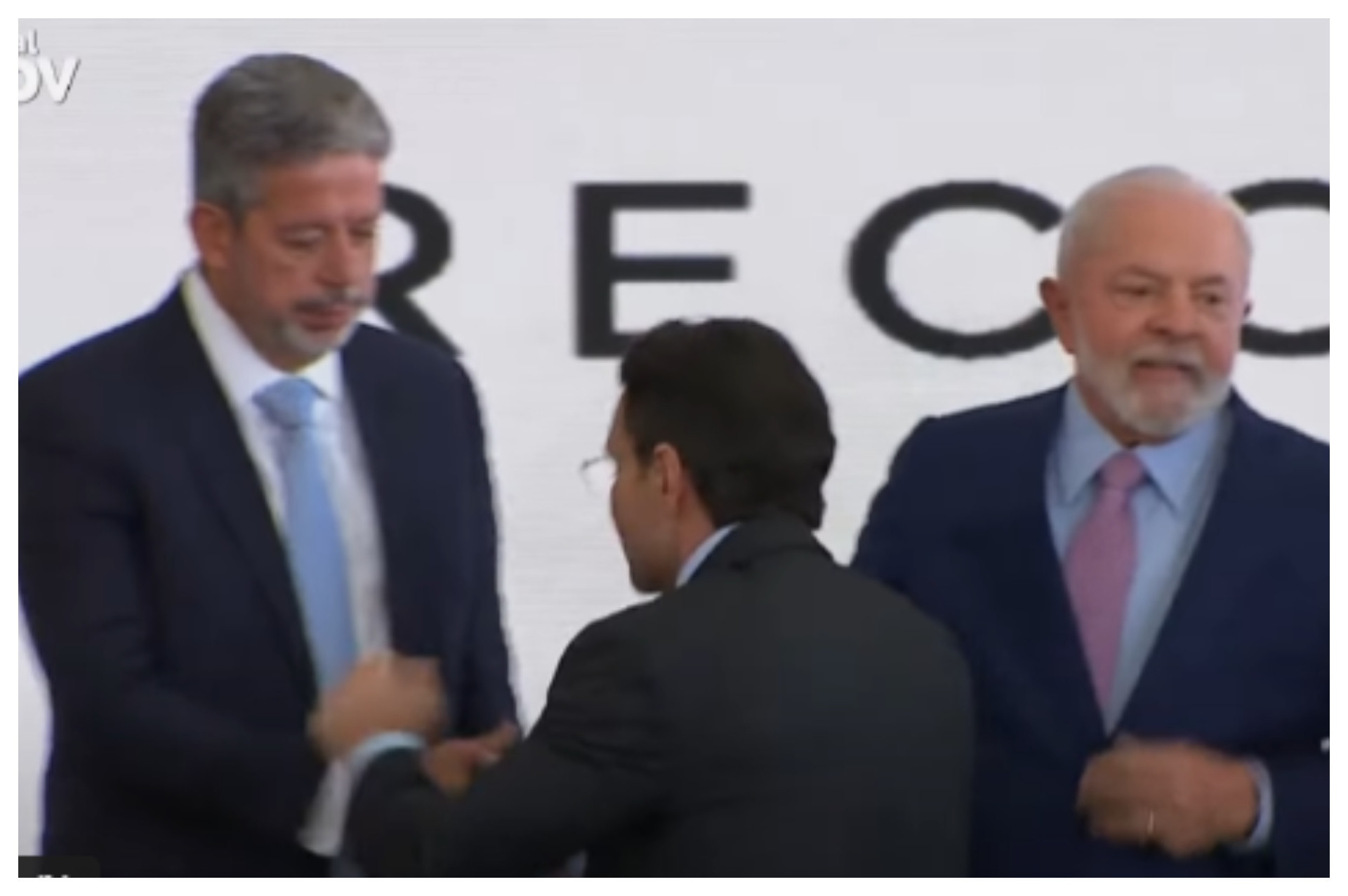 Sabino cumprimenta Lira após ser abraçado por Lula durante cerimônia de posse - Reprodução/CanalGOV