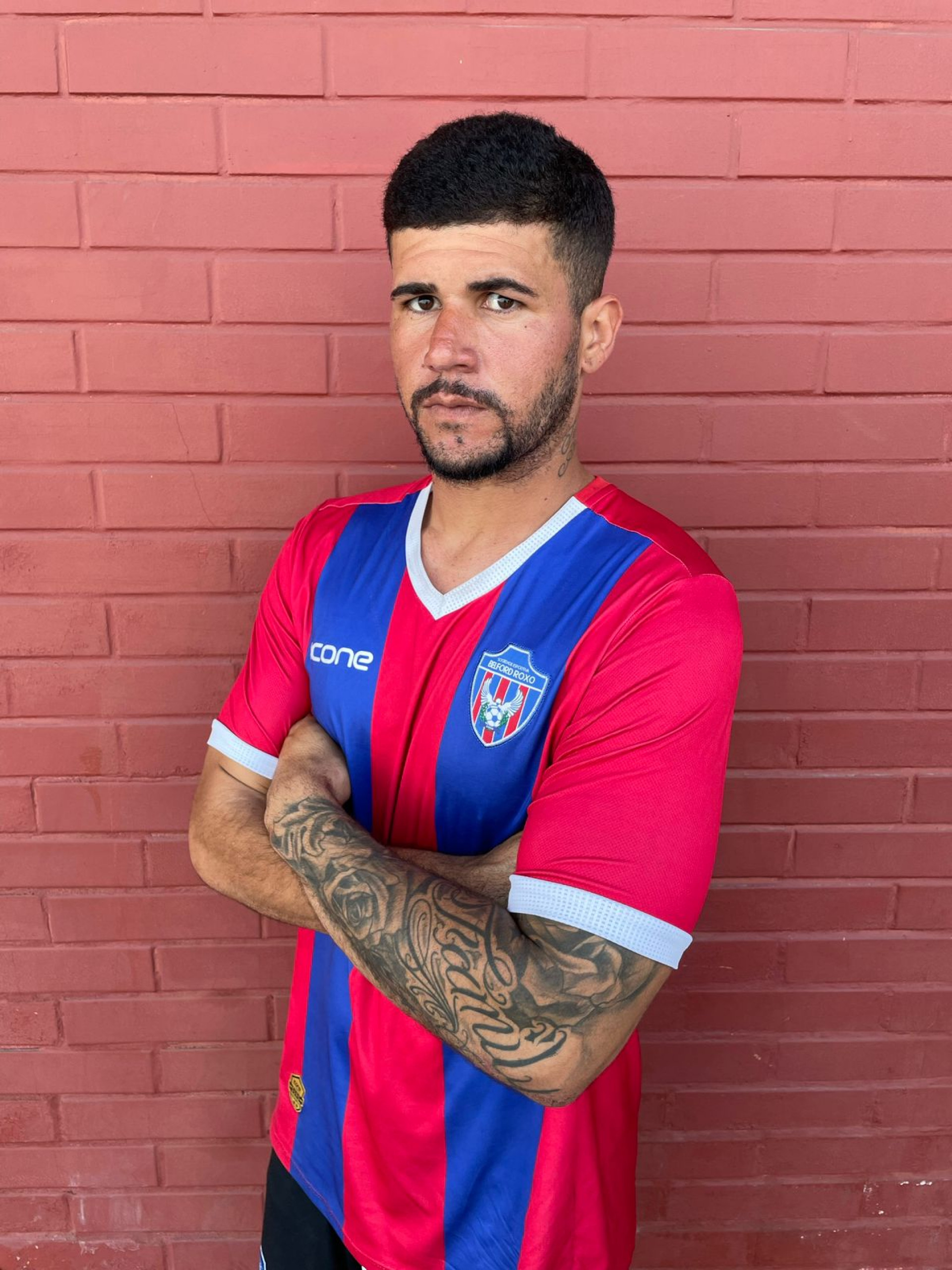 O goleiro Matheus com a camisa do seu novo time