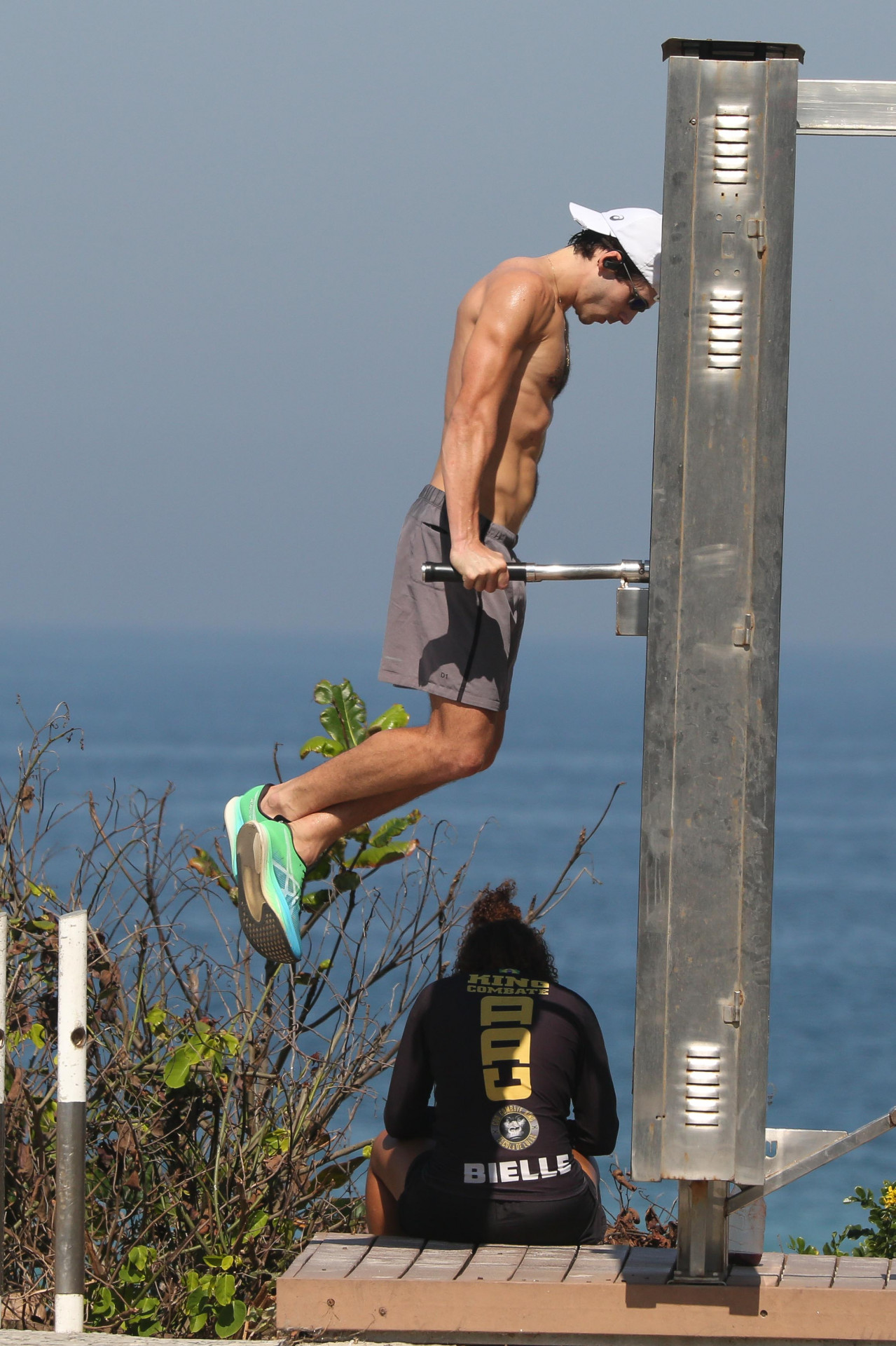 Nicolas Prattes faz exercícios na orla da Praia da Barra da Tijuca, na Zona Oeste do Rio, na tarde desta quarta-feira - Dilson Silva / Ag. News