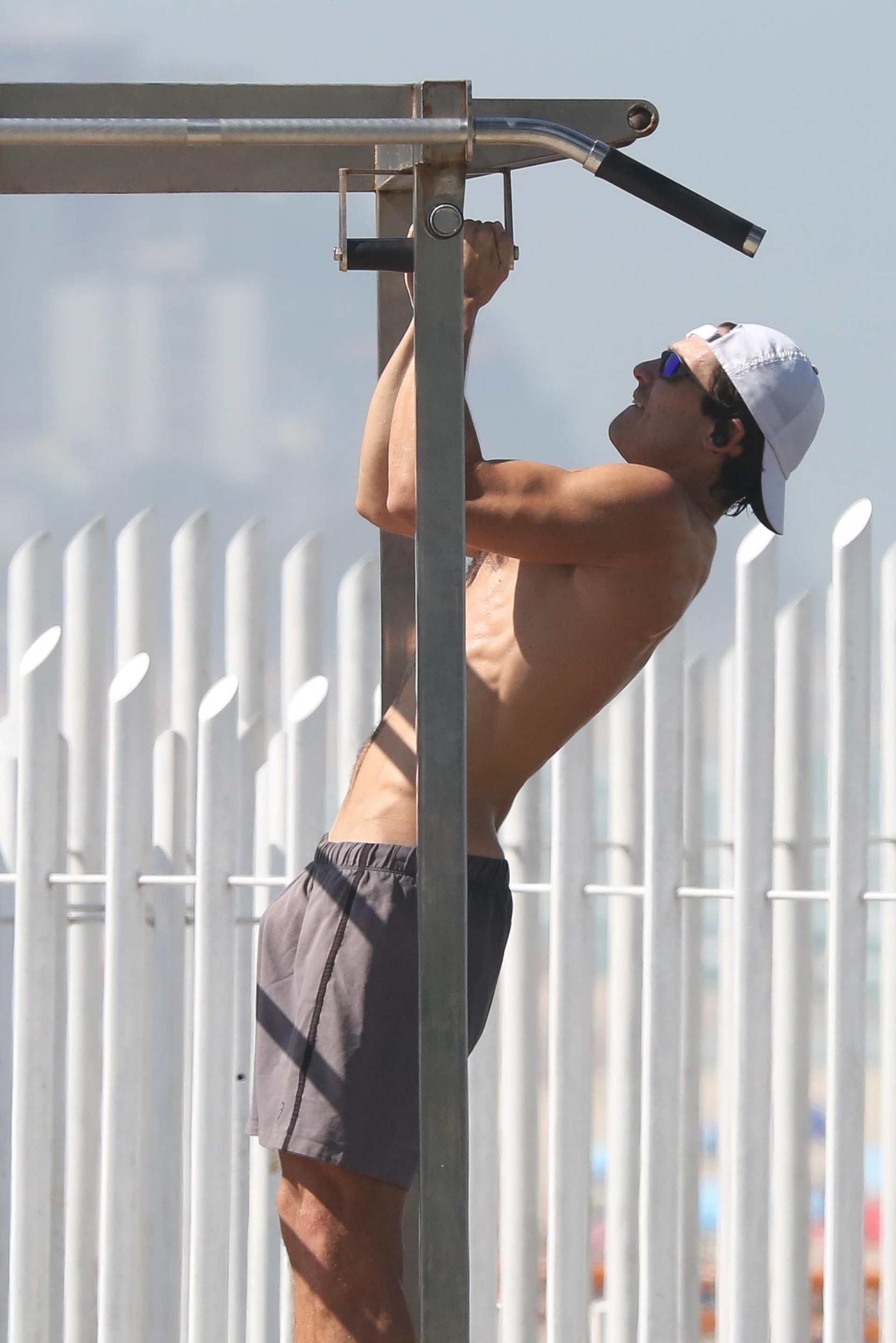 Nicolas Prattes faz exercícios na orla da Praia da Barra da Tijuca, na Zona Oeste do Rio, na tarde desta quarta-feira - Dilson Silva / Ag. News