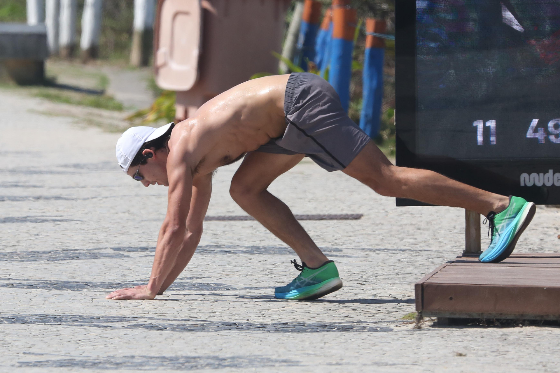 Nicolas Prattes faz exercícios na orla da Praia da Barra da Tijuca, na Zona Oeste do Rio, na tarde desta quarta-feira - Dilson Silva / Ag. News