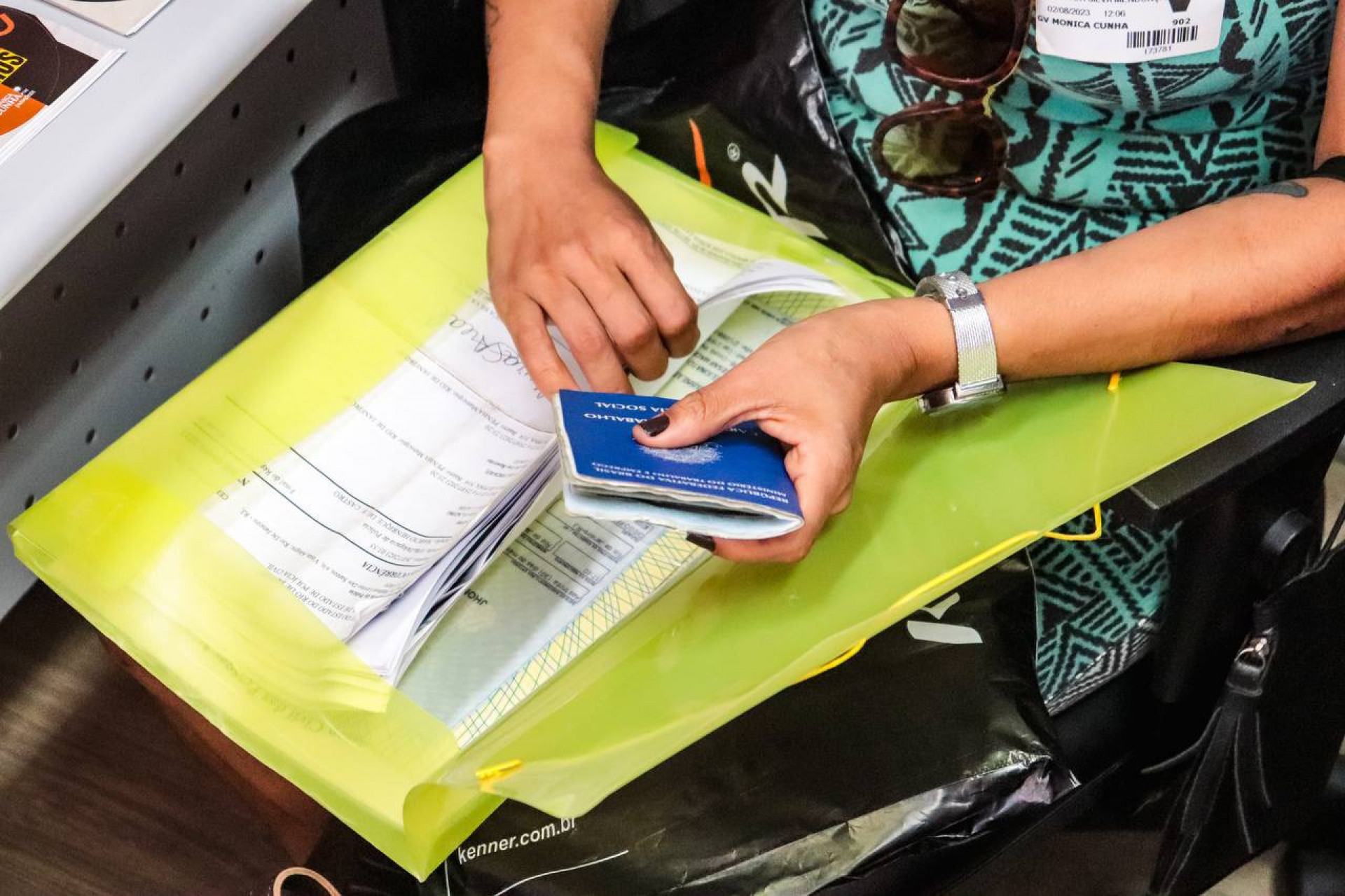 Familiares recebem orientação das comissões da Câmara do Rio e Alerj para provar inocência de mototaxista - Thiago Lima/ Alerj