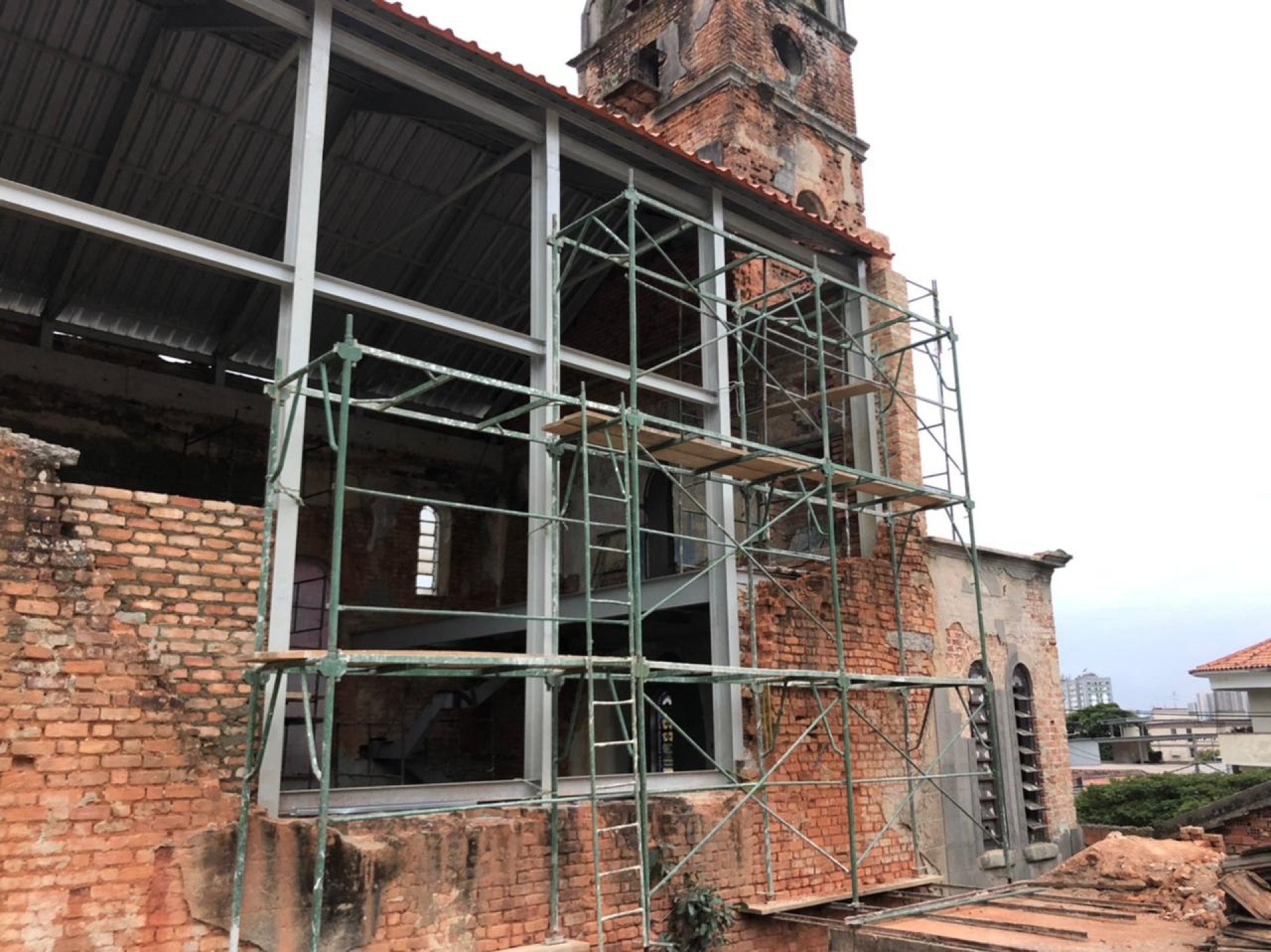 Fase inicial da obra de restauração da Igreja São Pedro Apóstolo, no bairro do Encantado  - Divulgação / Igreja São Pedro Apóstolo