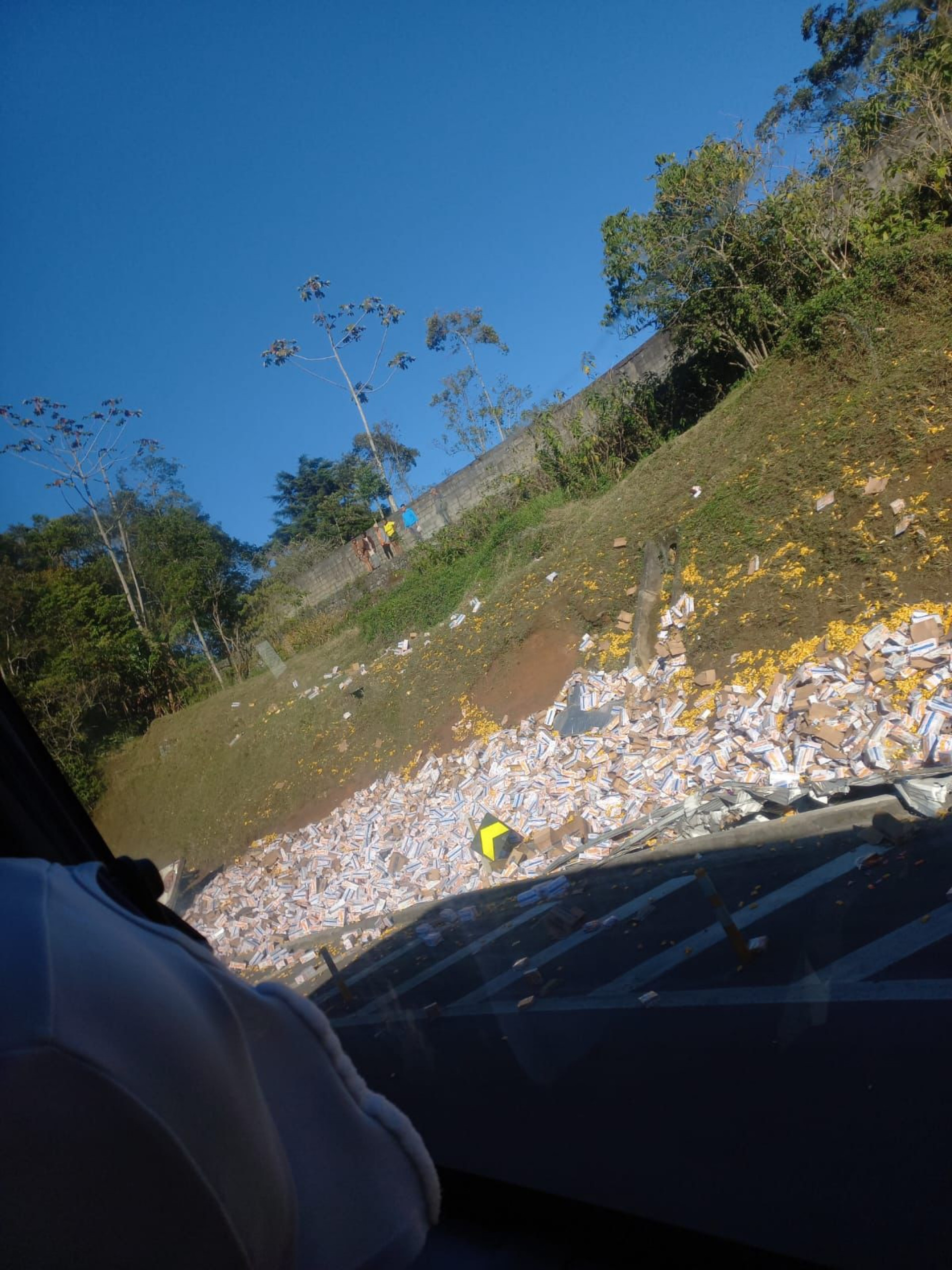 carga de paçoca ficou espalhada no acostamento