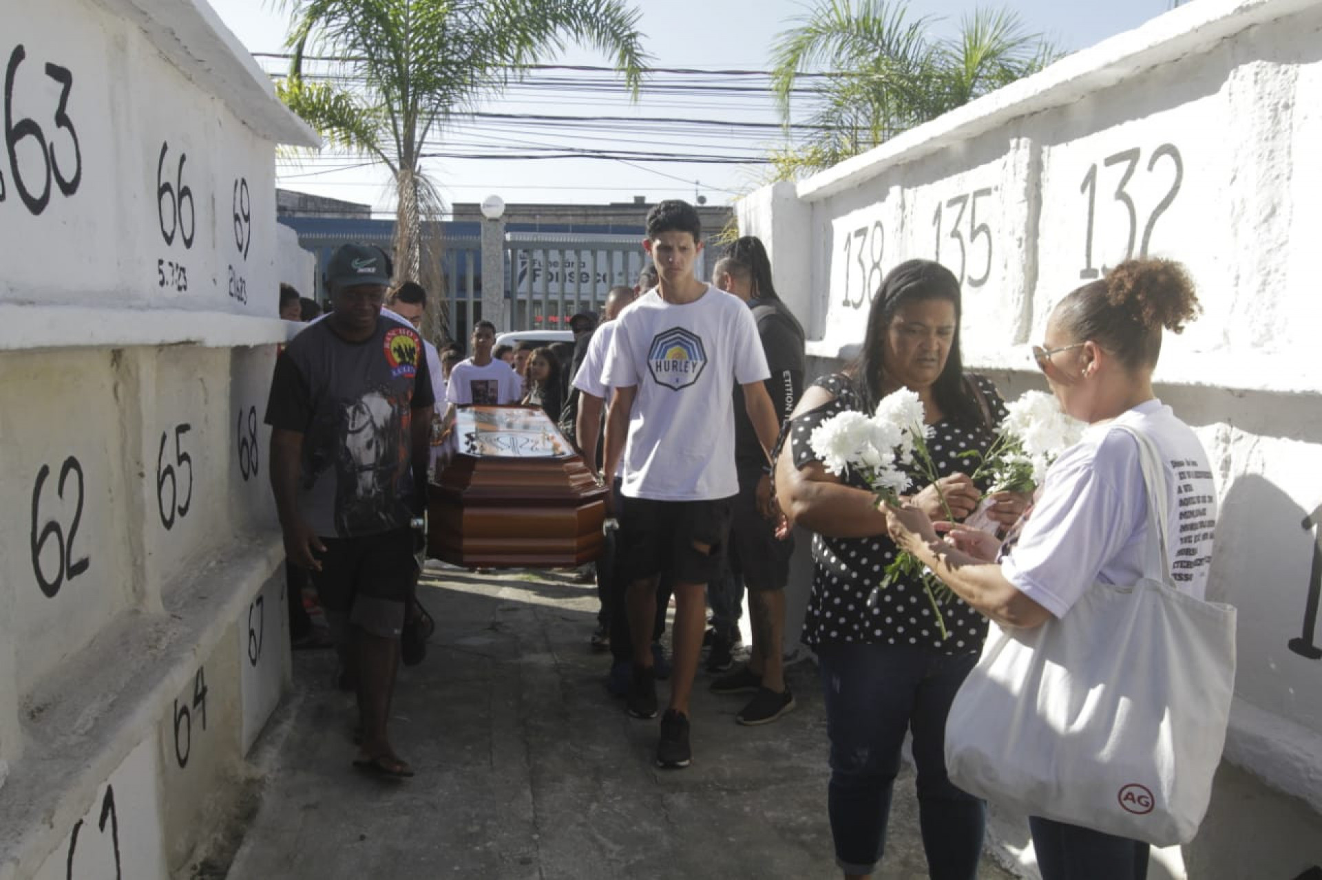 Motociclista morto por linha chilena na Linha Amarela é sepultado na quinta-feira (3), no Cemitério de Campo Grande - Marcos Porto/ Agência O Dia