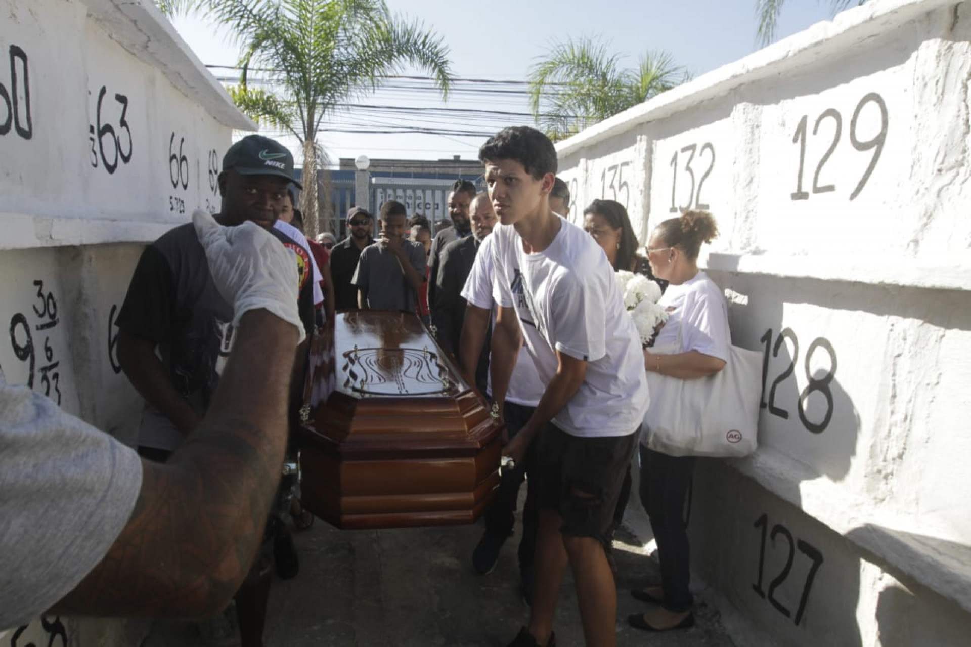 Motociclista morto por linha chilena na Linha Amarela é sepultado na quinta-feira (3), no Cemitério de Campo Grande - Marcos Porto/ Agência O Dia