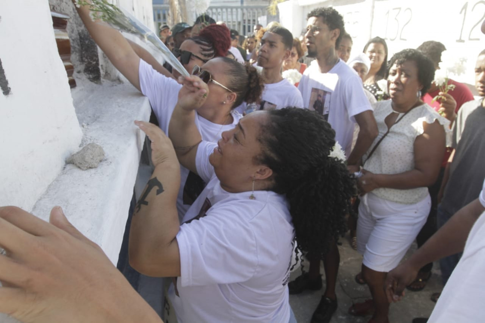 Motociclista morto por linha chilena na Linha Amarela é sepultado na quinta-feira (3), no Cemitério de Campo Grande - Marcos Porto/ Agência O Dia