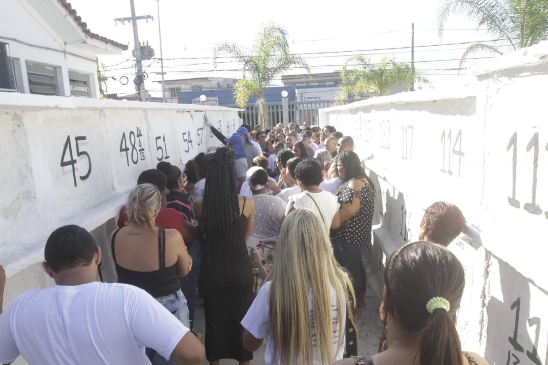 Motociclista morto por linha chilena na Linha Amarela é sepultado na quinta-feira (3), no Cemitério de Campo Grande - Marcos Porto/ Agência O Dia