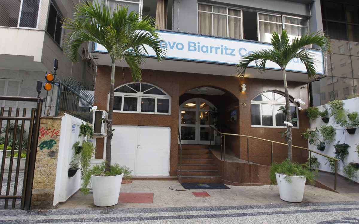 Fachada do hotel em Copacabana, na Zona Sul do Rio, onde o ator Sidney Sampaio, se jogou da janela, na manhã desta sexta (4)