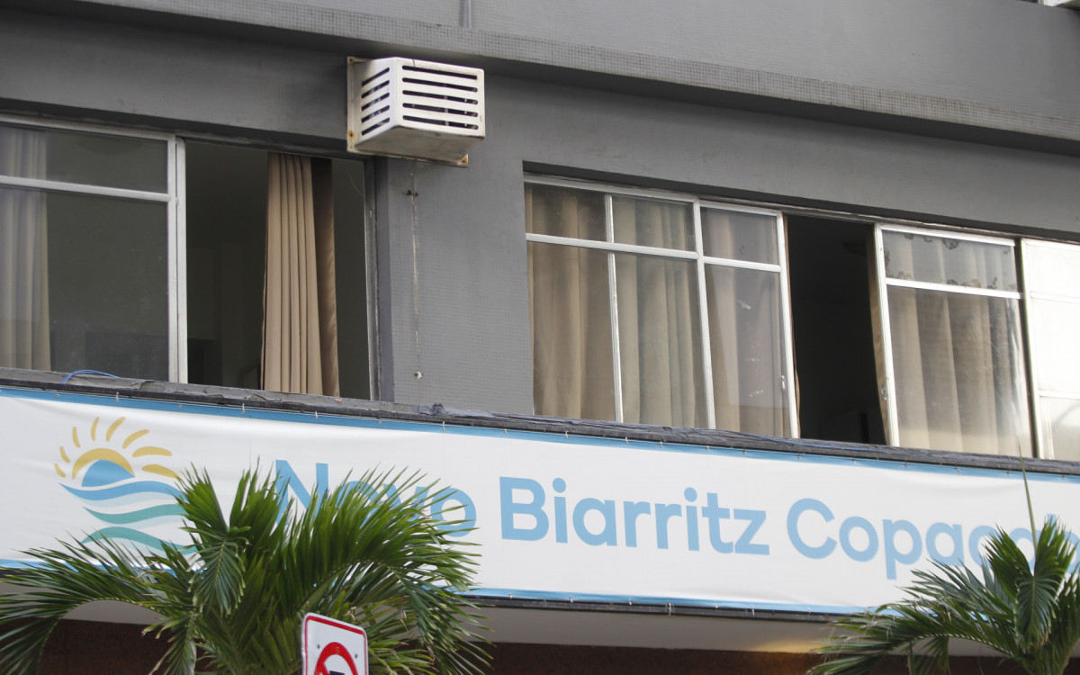 Fachada do hotel em Copacabana, na Zona Sul do Rio, onde o ator Sidney Sampaio, se jogou da janela, na manhã desta sexta (4).