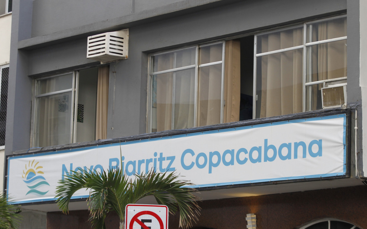 Fachada do hotel em Copacabana, na Zona Sul do Rio, onde o ator Sidney Sampaio, se jogou da janela, na manhã desta sexta (4)