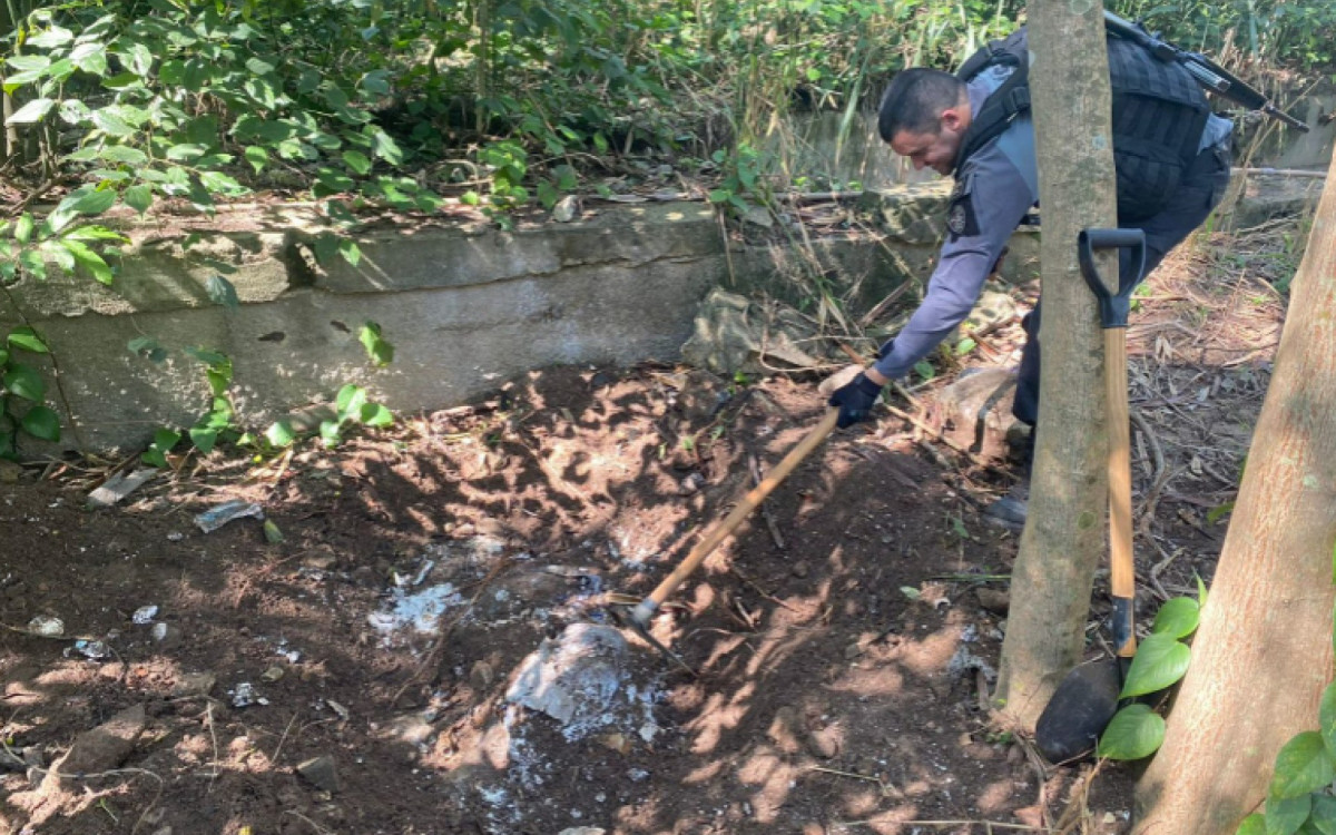 Cemitério foi encontrado na localidade conhecida como Predinhos Abandonados, em Rio das Pedras.  - Divulgação / Polícia Civil