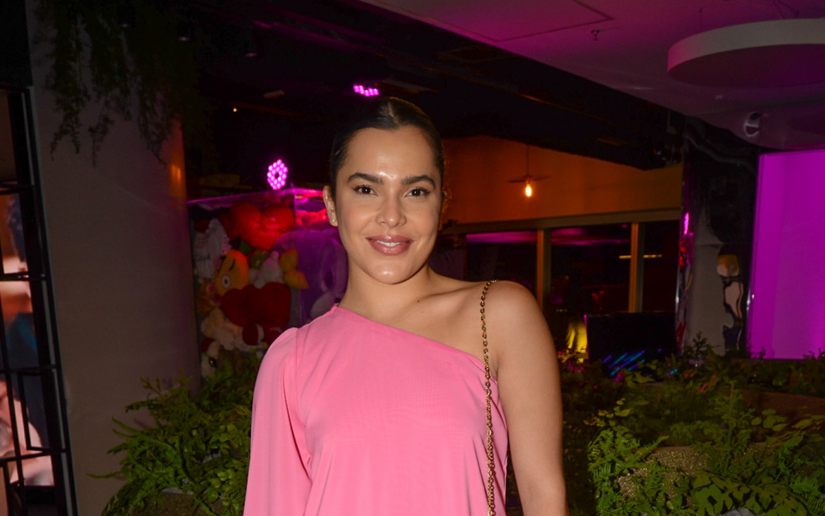 Ex-BBB Emily Ara&uacute;jo na inaugura&ccedil;&atilde;o do escrit&oacute;rio de Luan Santana em S&atilde;o Paulo