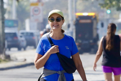 Sextou! Fátima Bernardes faz caminhada com amiga na orla do Rio