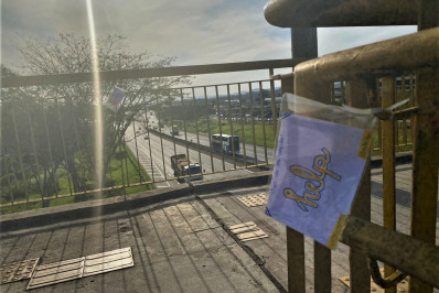 Pedestres e ciclistas recebem orientações no trânsito 