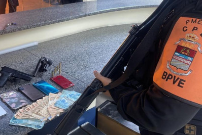 Policiais prendem cinco homens em um carro roubado na Avenida Brasil