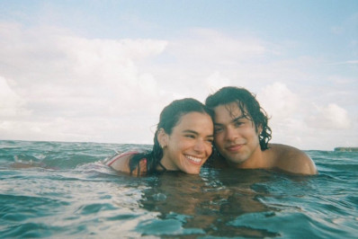 Bruna Marquezine ganha declaração de Xolo Maridueña no aniversário: 'Conexão especial'