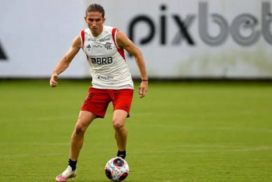 Após troca de socos entre jogadores, Filipe Luís reúne elenco e pede mudança de clima no Flamengo