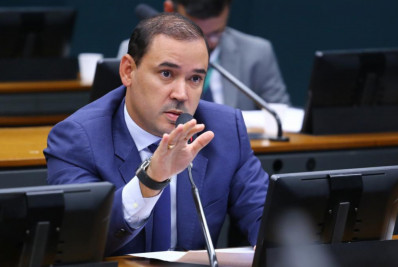 Deputado é acusado de comprar carro de R$ 100 mil com dinheiro público para a irmã