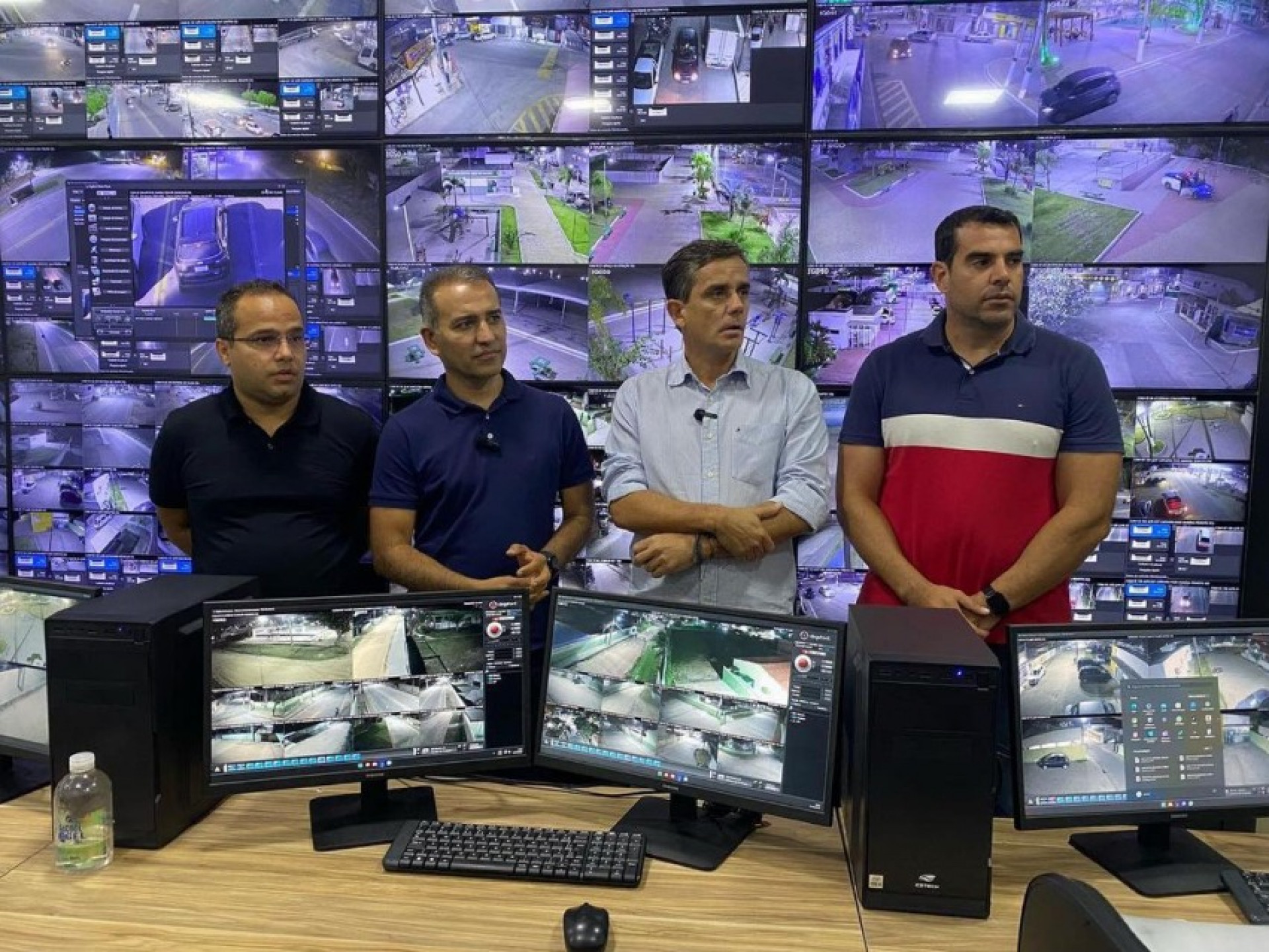 da dir.p/esq.: Joãozinho, Vantoil, Fabiano e Fabio Costa na Central de monitoramento de Iguaba - Andréa Reys (RC24h)