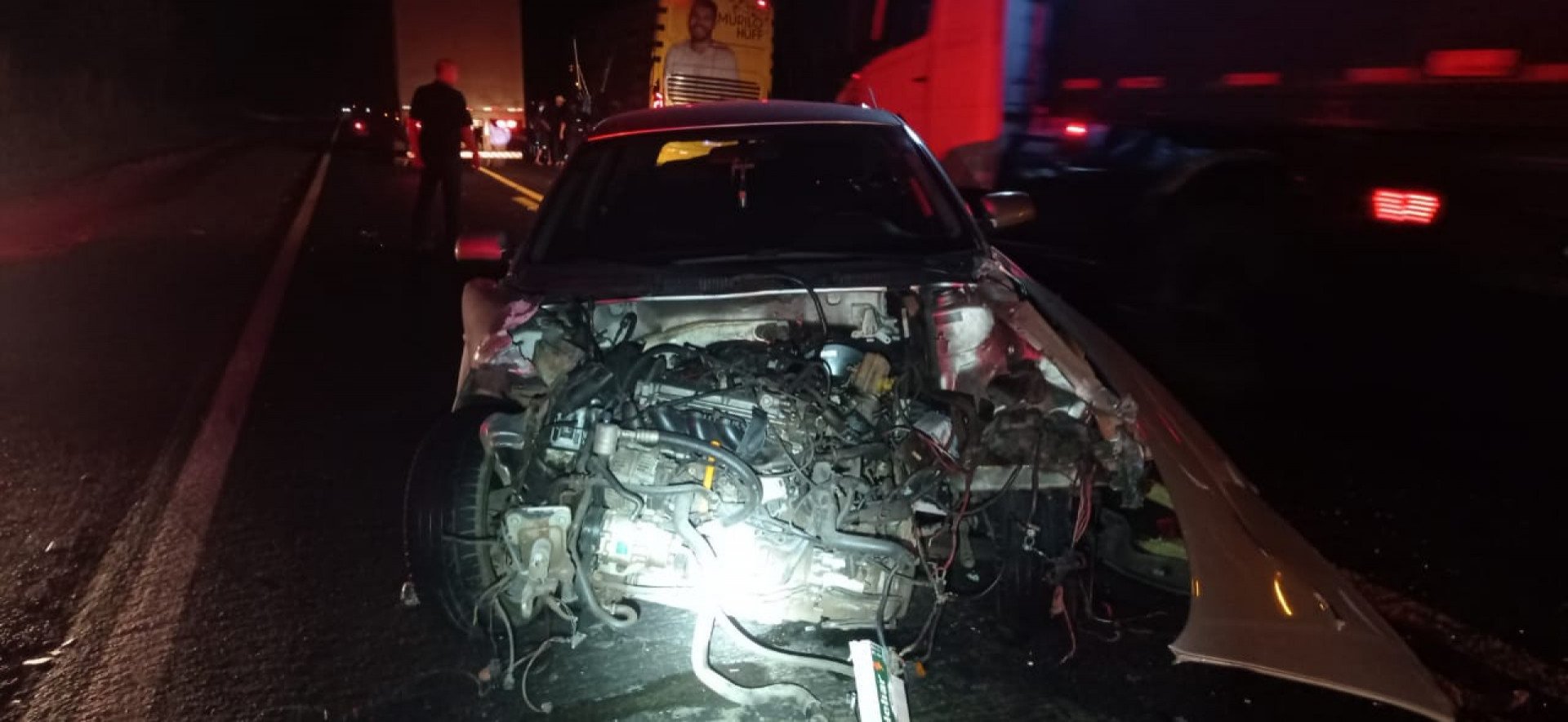 Ônibus da equipe de Murilo Huff se envolveu em um acidente com um veículo de passeio na noite desta quinta-feira - PRF / Divulgação
