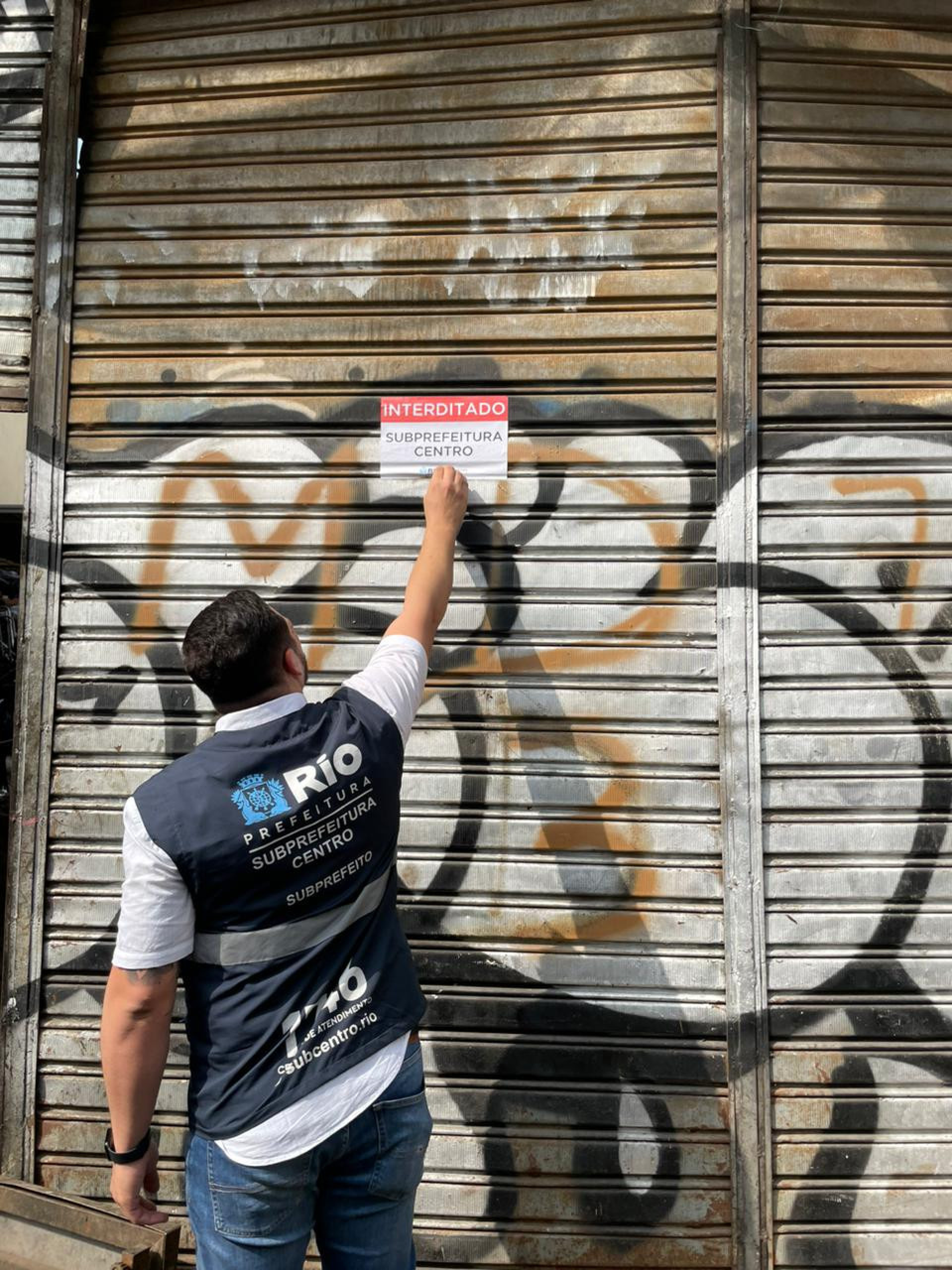 Prefeitura do Rio interdita um ferro-velho ilegal no Centro da cidade