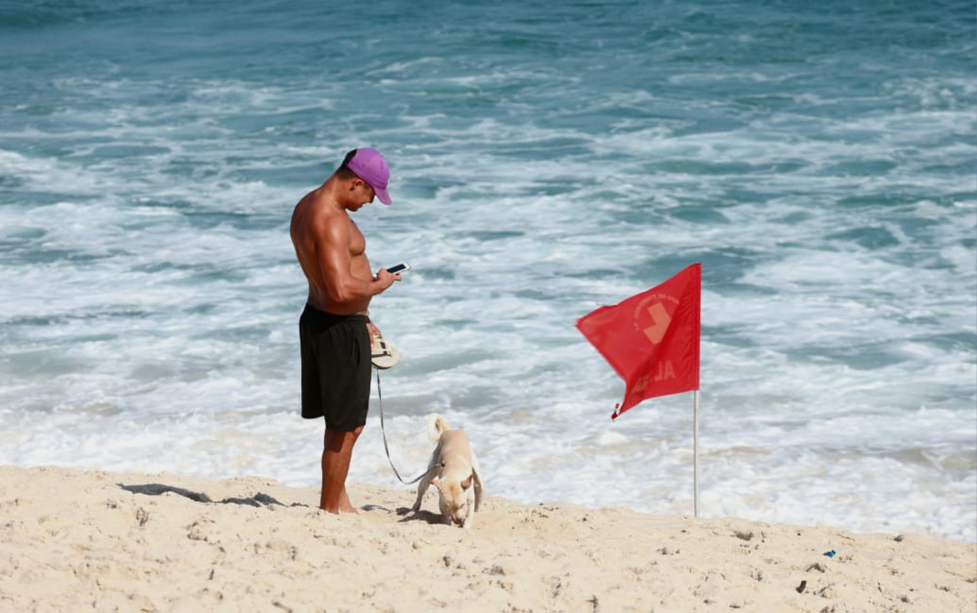 Cariocas aproveitam tempo ensolarado para curtir a Praia do Pontal, no Recreio dos Bandeirantes - Cleber Mendes/Agência O DIA 