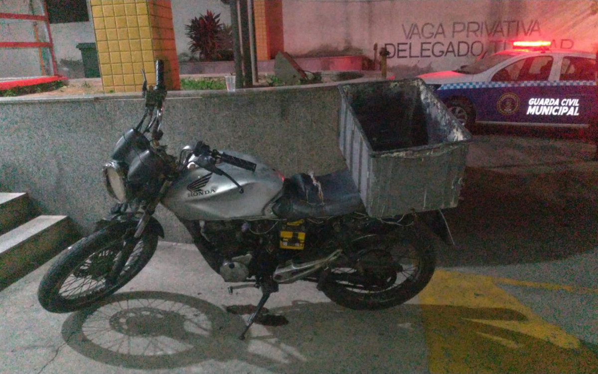 A motocicleta apreendida com o menor no registro da ocorrência na 57ª DP