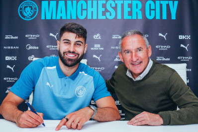 Manchester City anuncia a contratação de zagueiro mais caro da história