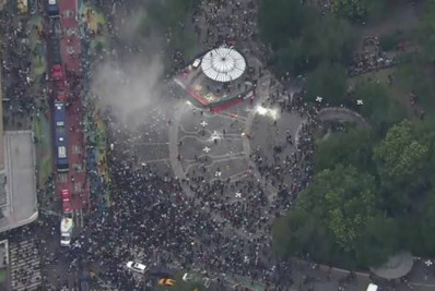 Influenciador promete sortear videogame, atrai multidão e causa tumulto em Nova York