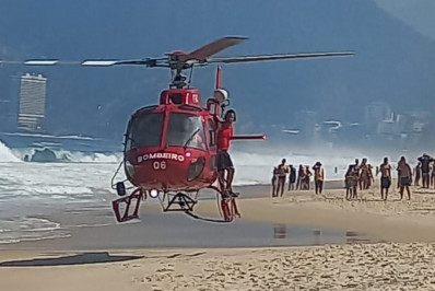Bombeiros registram quatro afogamentos em praias do Rio em dia ensolarado