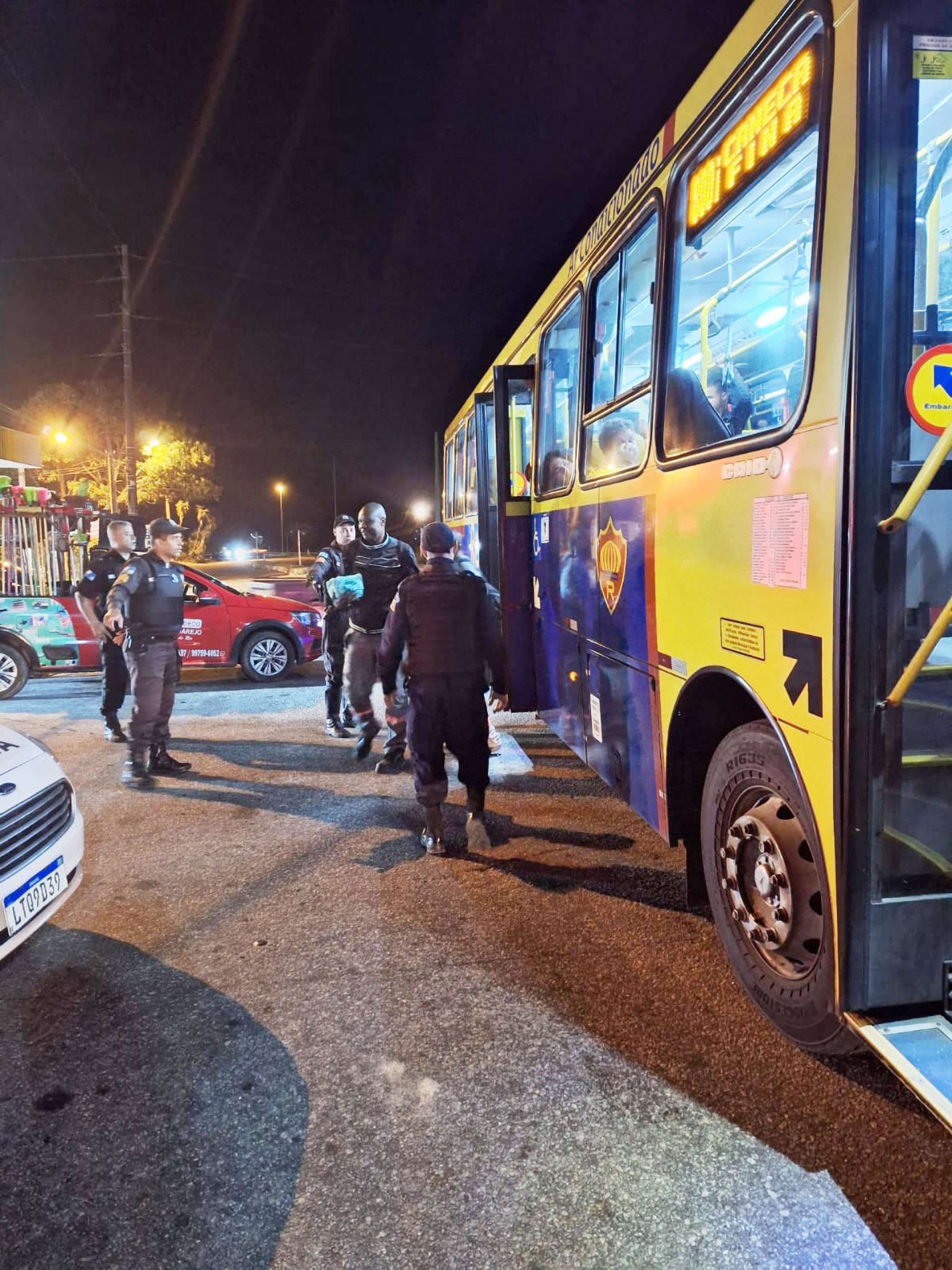 Os ônibus que passaram pela RJ-122 (Rodovia Rio-Friburgo), na altura de Guapimirim, são abordados em blitz