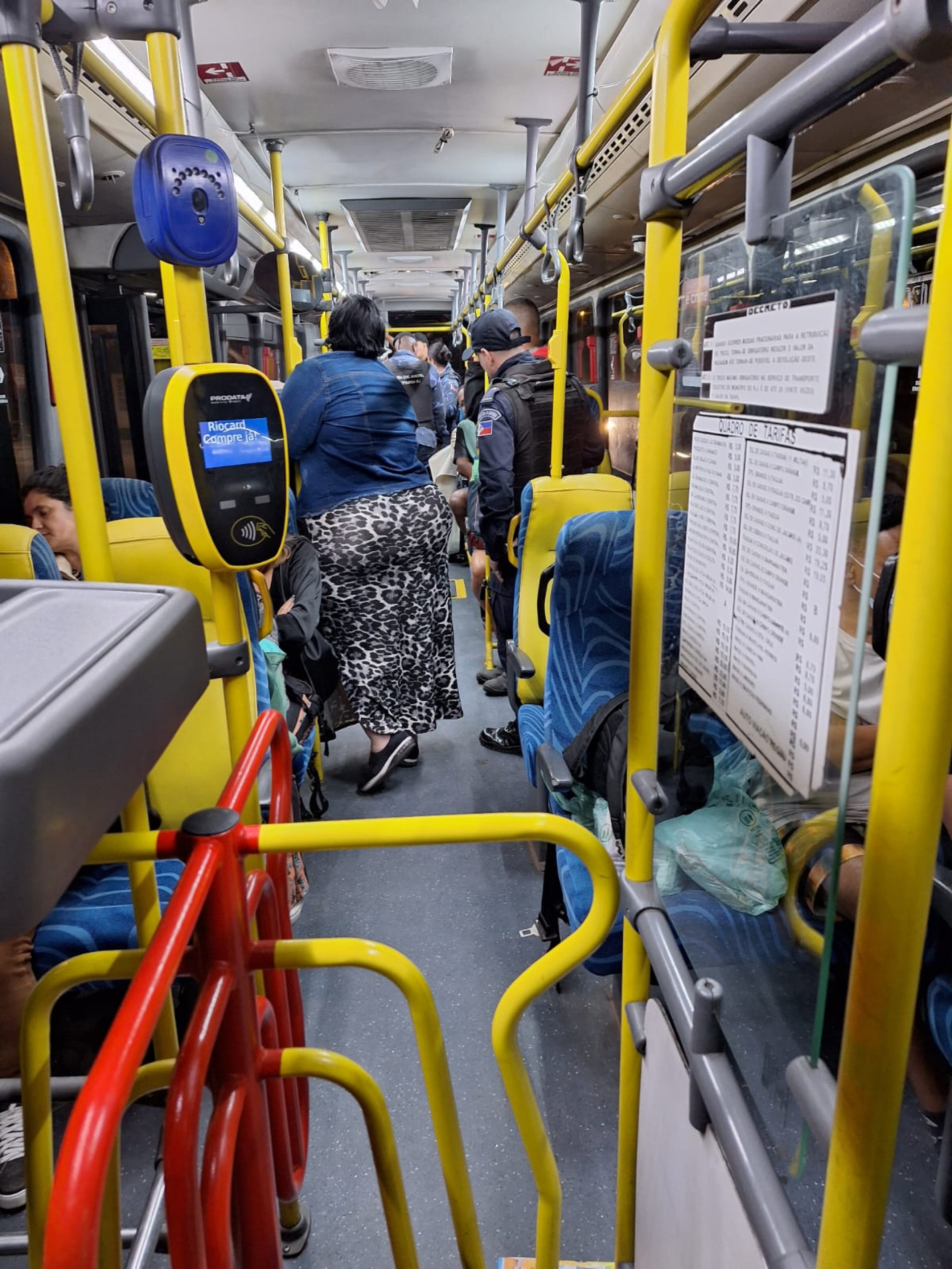 Policiais militares e guardas civis de Guapimirim abordam ônibus para detectar drogas entre os passageiros