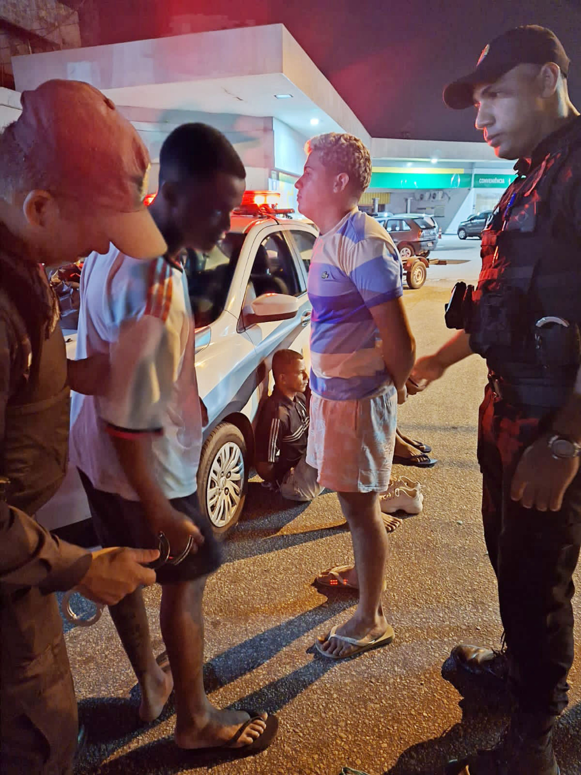 Momento em que uma das duplas criminosos é presa em Guapimirim